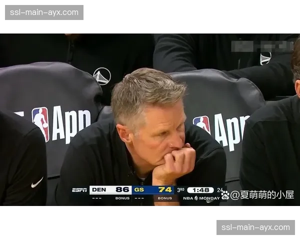 特写：客场大比分落后，镜头捕捉到魔术替补席年轻球员的沮丧神情