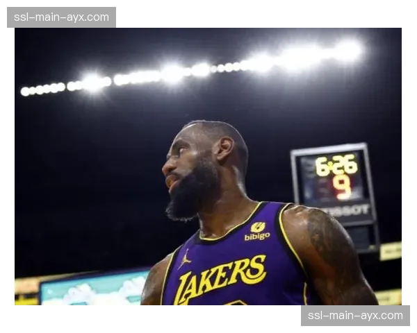 詹姆斯常规赛总得分突破45000分，湖人主场为其举行简短仪式