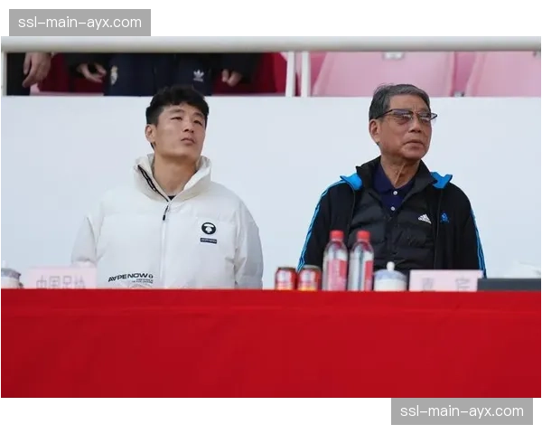 特写：老帅徐根宝现身看台，关注海港队内其青训弟子表现